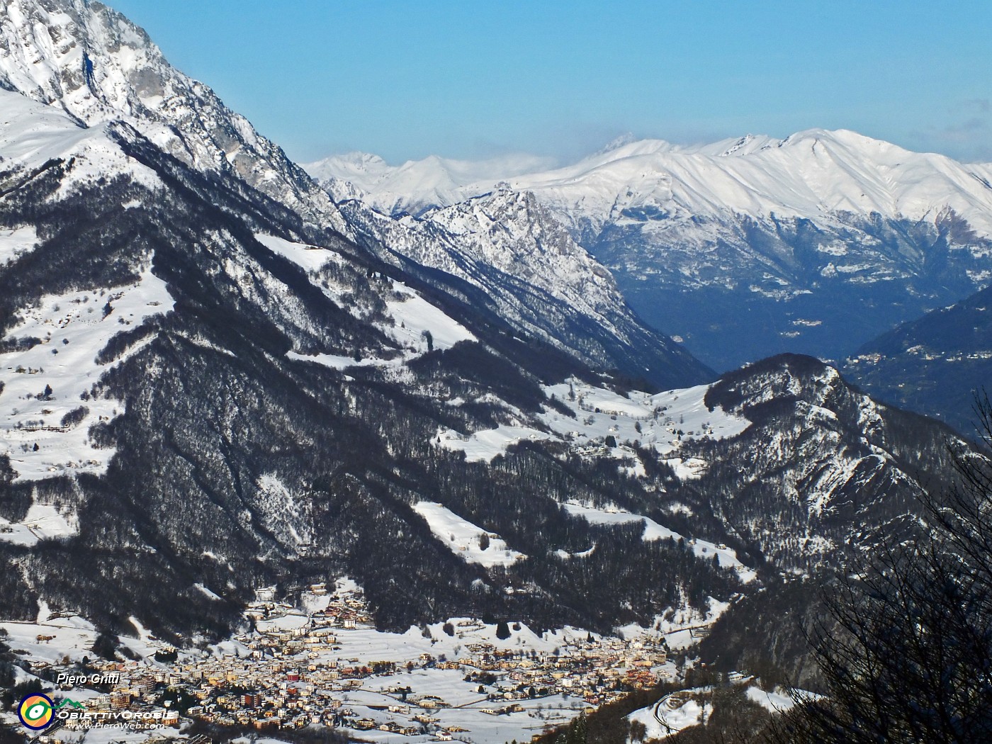 20 Zoom su Valsassina e verso il Bregagno da poco salito.JPG